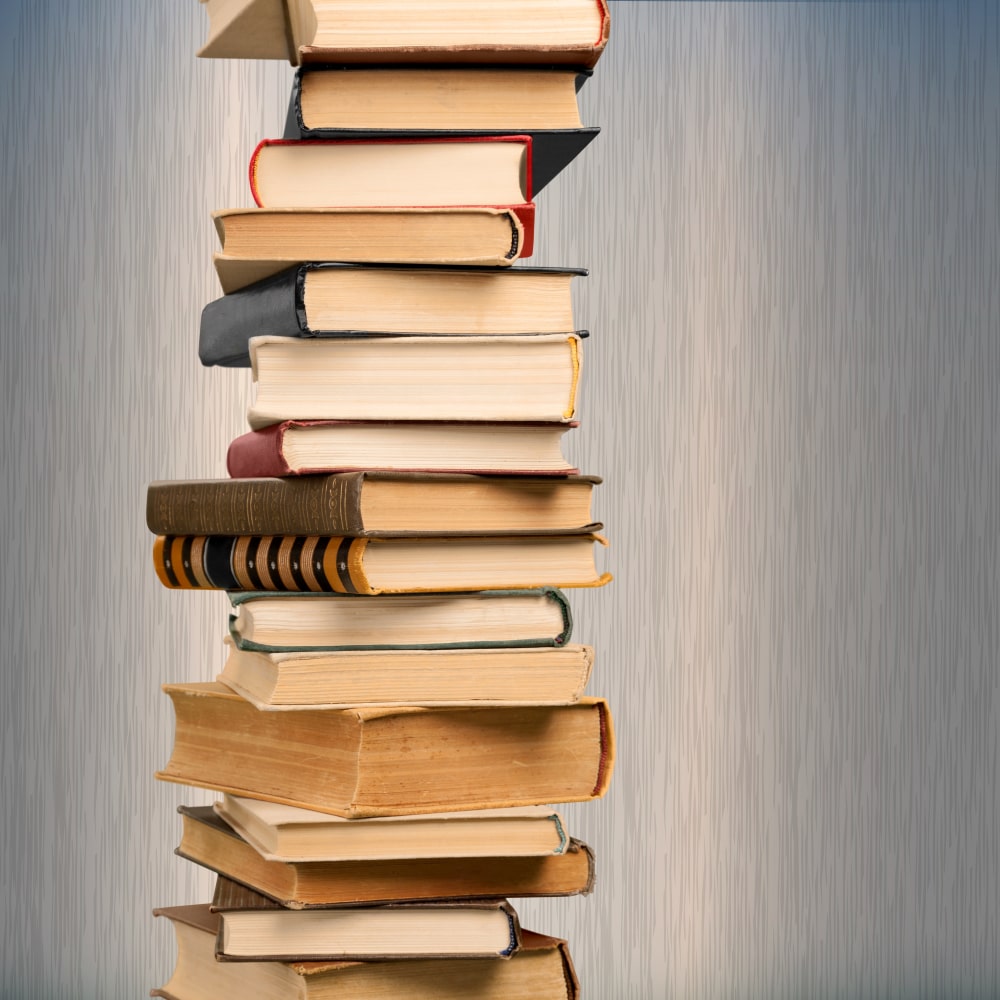 Bücherstapel mit mehreren Büchern